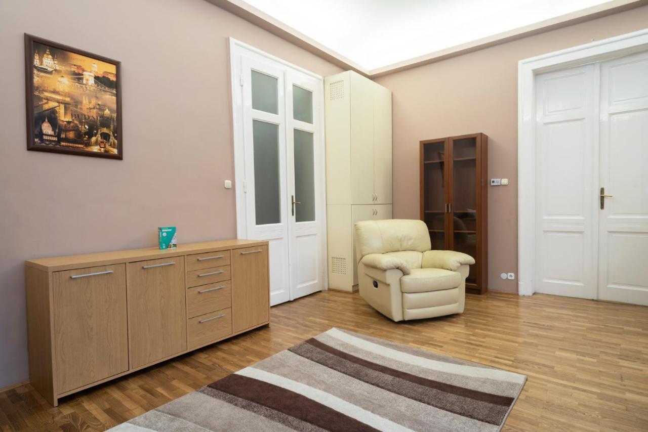 Kiraly Central Apartment With Free Parking And Ac Budapeste Exterior foto